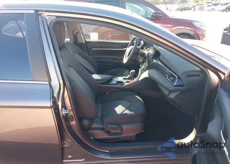 2021 Toyota Camry Le z USA, uszkodzony, nr VIN 4T1C11AK1MU547806